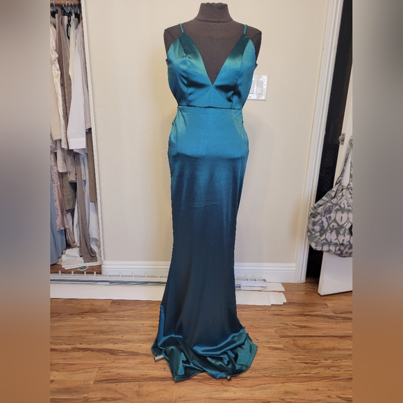 Stunning Formal Gowns.. Size Medium - Picture 8 of 10